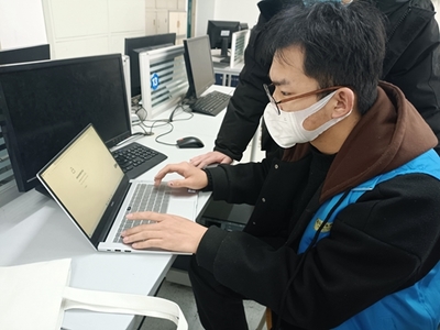 志愿同行 情满校园 信息学院举办笔记本电脑义务维修服务活动